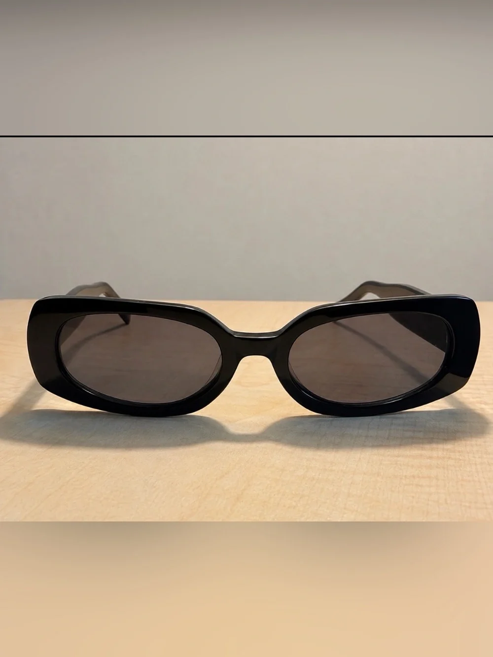 VEHLA Black Oval Sunglasses with Dark Lenses